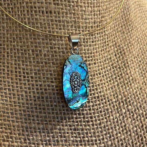Abalone shell pendant set in sterling, silver floral detail - Picture 3 of 8